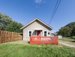 Building Photo - 2 Bedroom 1 Bath Home