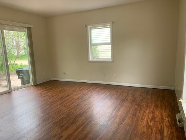 Building Photo - 709 13th Ave E