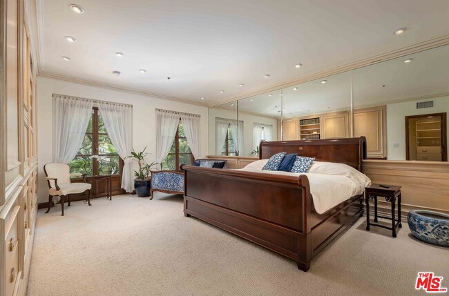 Building Photo - 425 N Maple Dr