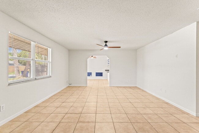 Building Photo - Charming 2-Bed Duplex Retreat in Edgewater...