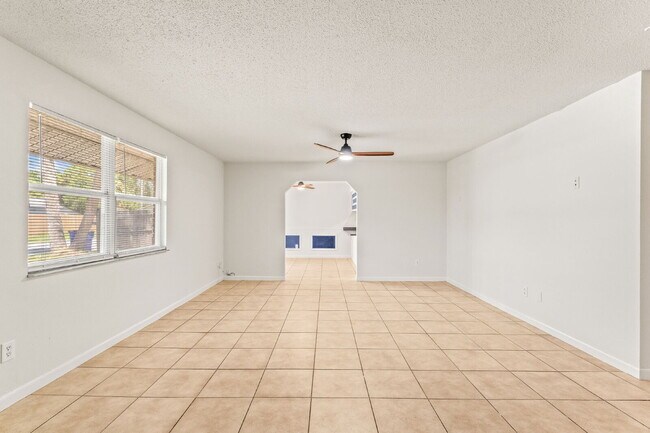 Building Photo - **FIRST MONTH FREE RENT OFFER** Charming 2-Bed Duplex Retreat in Edgewater, so close to the beach...