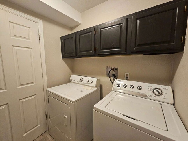 Building Photo - 12093 W Cross Dr