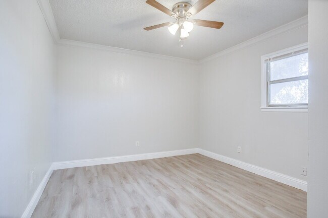 Building Photo - Large 4 bedroom!