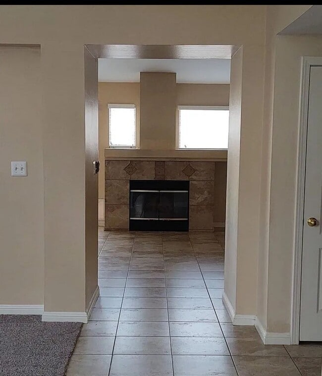 Building Photo - 4 bedroom, 2 bath Home