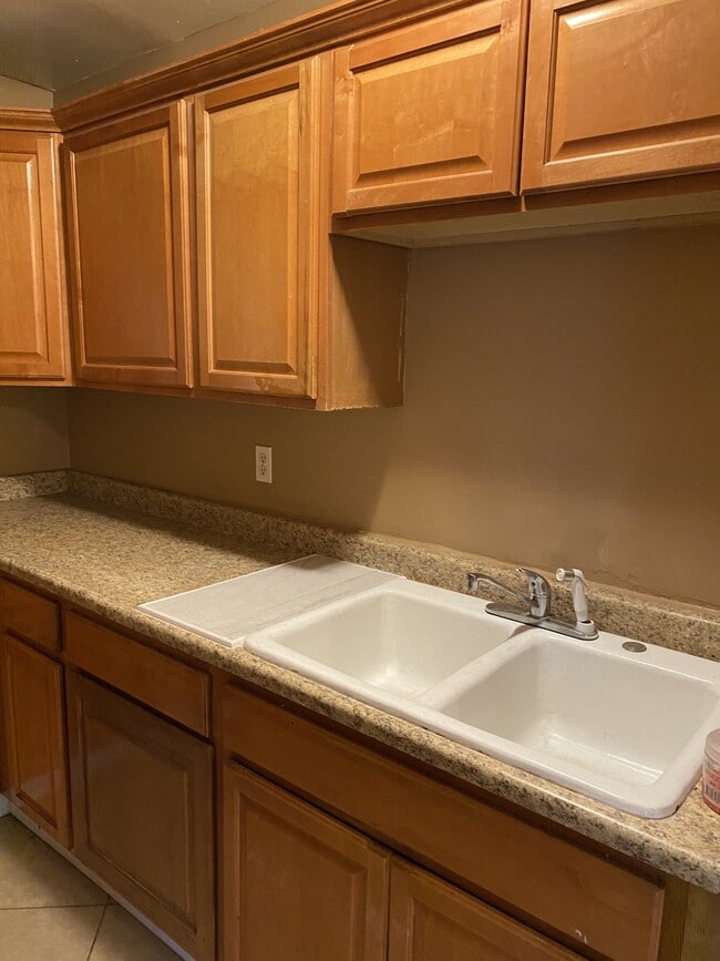 Building Photo - 16510 Lakeshore Dr