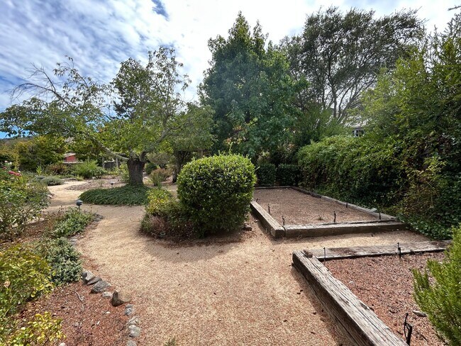 Building Photo - 8280 Oakmont Dr