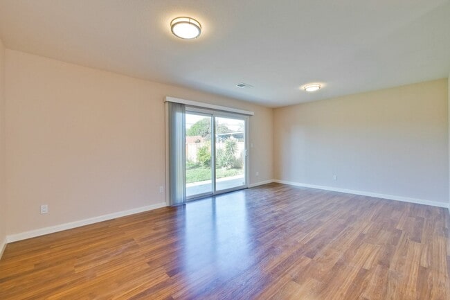 Building Photo - 1425 Sunshadow Ln