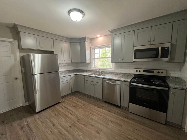 Building Photo - 4 Bedrooms, 1 Bathroom - Home in West Rome!