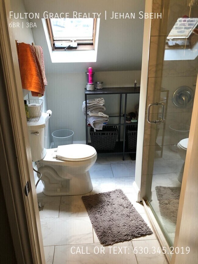 Building Photo - 2733 N Sheffield Ave
