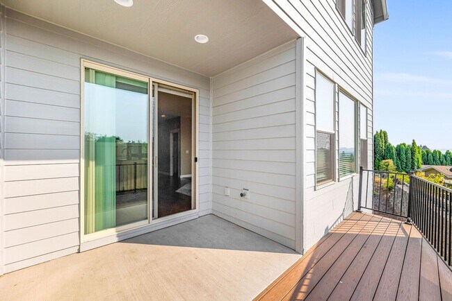 Building Photo - Beautiful Gated Fisher’s Landing Townhome with 4 Bedrooms, Gas Fireplace & Central AC