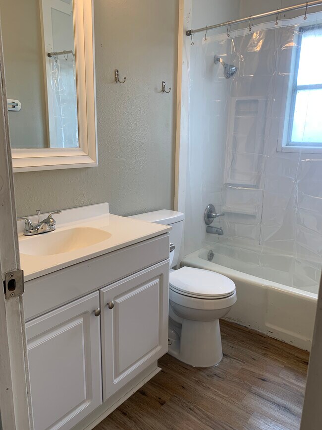 Building Photo - 932 7th Ave N