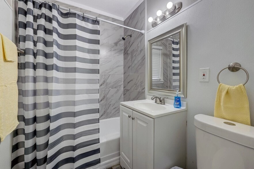 Building Photo - 7206 Ridgeway Rd N