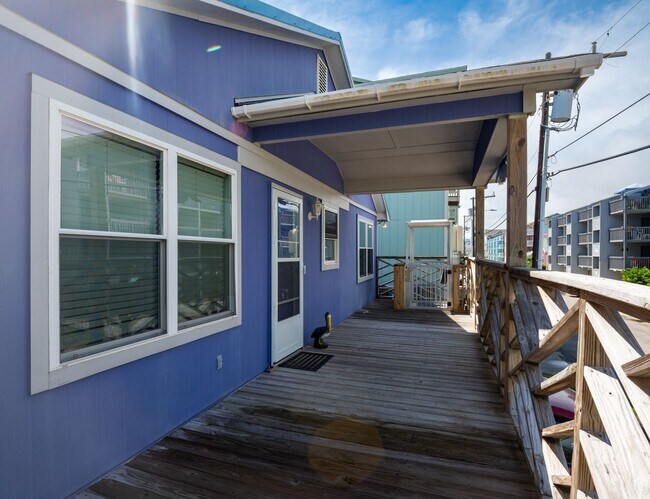 Building Photo - FURNISHED OFF-SEASON MONTHLY RENTAL-STARTI...