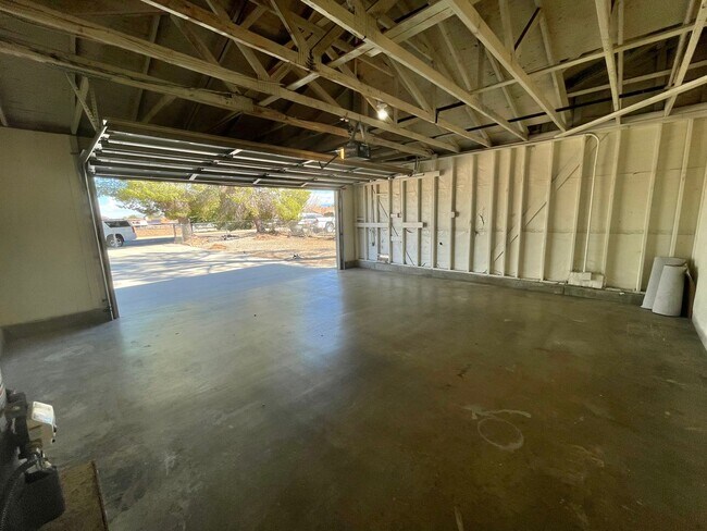 Building Photo - Hesperia-Refurbished- 3 Bedrooms, 2 Bathrooms + Den or Office, Large Property