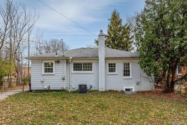 Building Photo - 3221 Shenandoah Dr