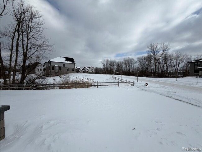 Building Photo - 51360 Whispering Rdg Dr