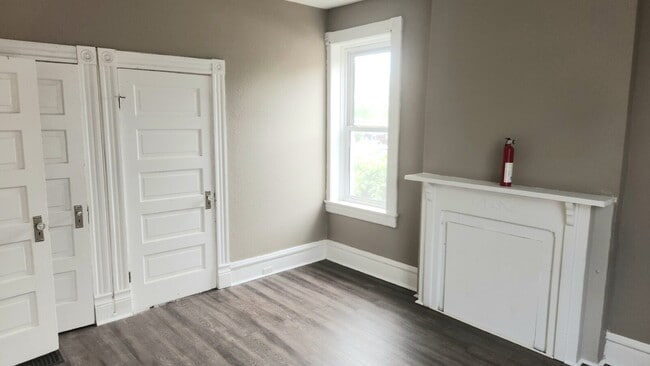 Building Photo - "Charming 3-Bedroom Retreat in the Heart o...
