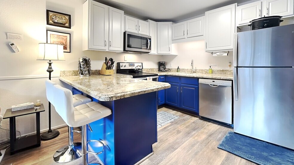 Full kitchen with breakfast bar - 1530 Empire Ave