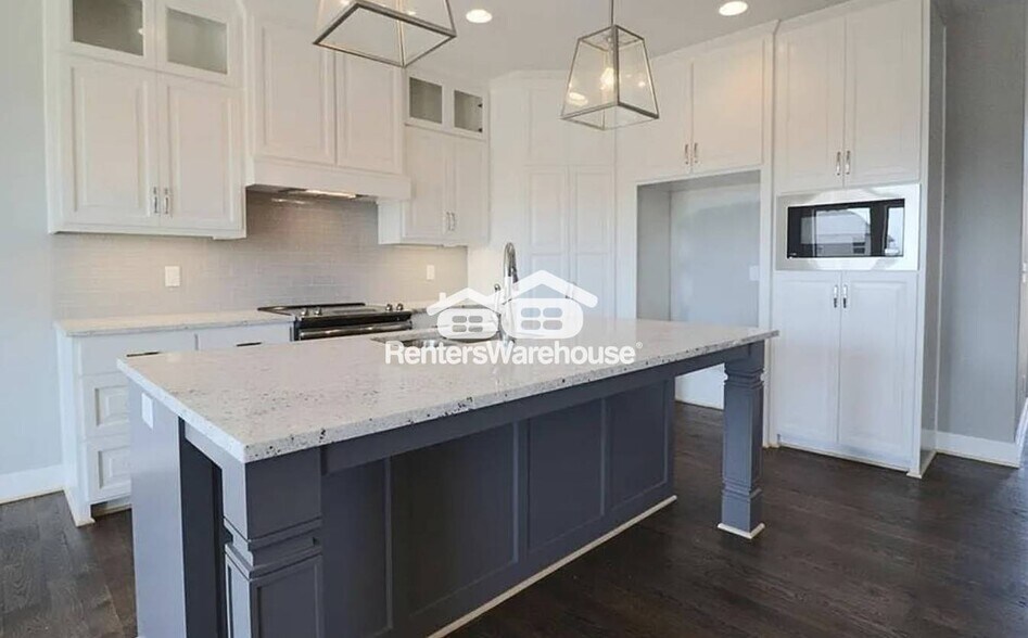 Building Photo - 548 SE Colonial Dr