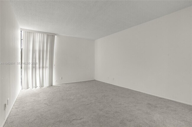 Building Photo - 20500 W Country Club Dr