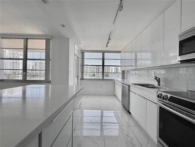 Building Photo - 18081 Biscayne Blvd