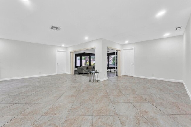 Building Photo - 5921 NE 15th Ave