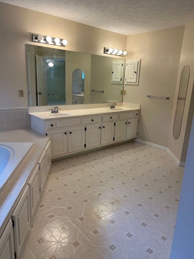 Building Photo - 110 Bugle Ct