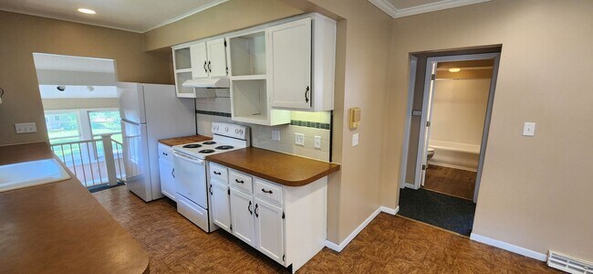 Building Photo - Beautiful home with attached garage and great yard!