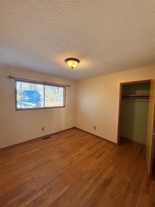 Building Photo - Large Lot With Tons of Privacy