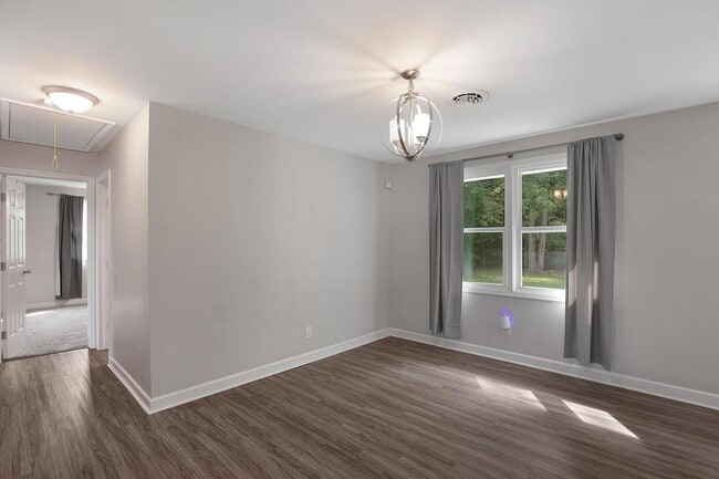 Building Photo - Home Close to Amenities