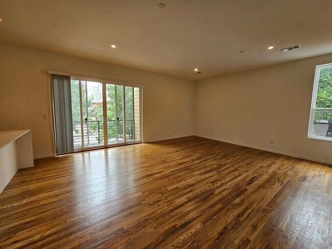 Building Photo - Minutes from Downtown, Uptown, Henderson, ...