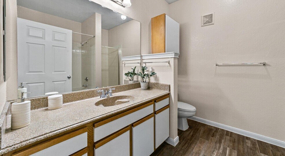 Building Photo - 5720 Forest Park Rd