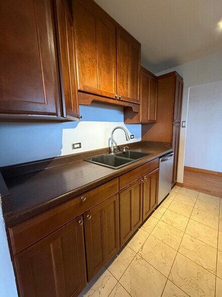 Building Photo - 4230 N Marine Dr