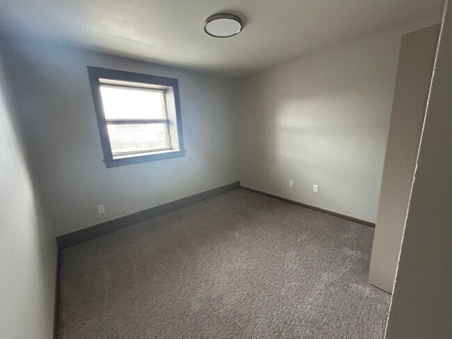 Building Photo - Spacious Downtown 3 bedroom with updates. ...