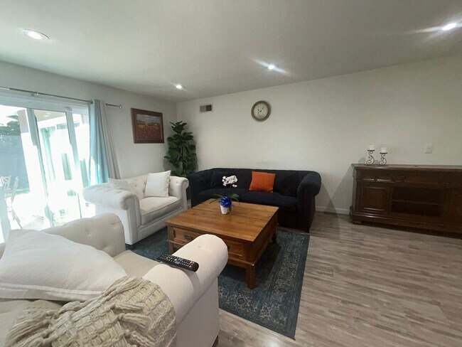 Building Photo - Beautiful Fully Furnished 4Bed/2Bath Home for Rent