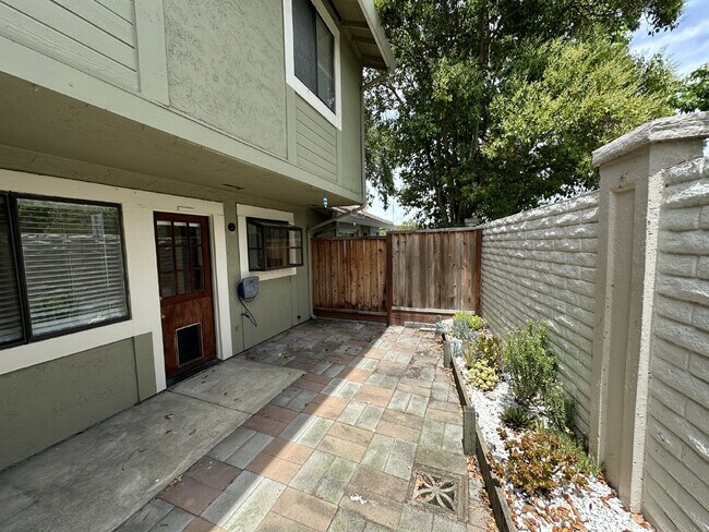 Building Photo - Spacious 3 Bed, 2.5 Bath West Dublin Townh...