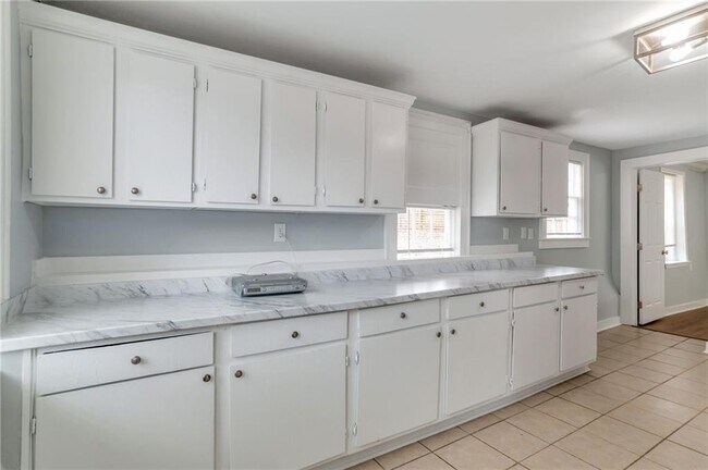 Building Photo - 2545 White Oak Dr