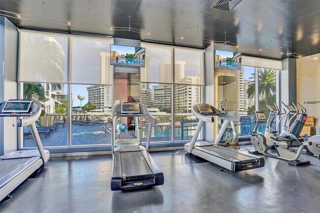 Building Photo - 2600 E Hallandale Beach Blvd