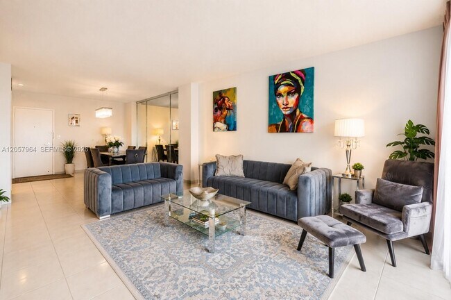 Building Photo - 300 Bayview Dr