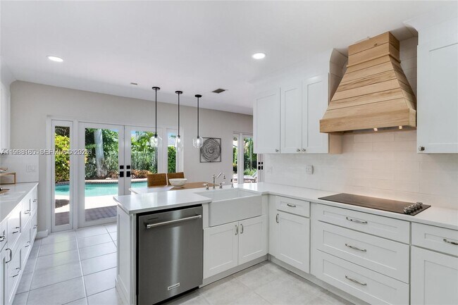 Building Photo - 2011 NE 211th St