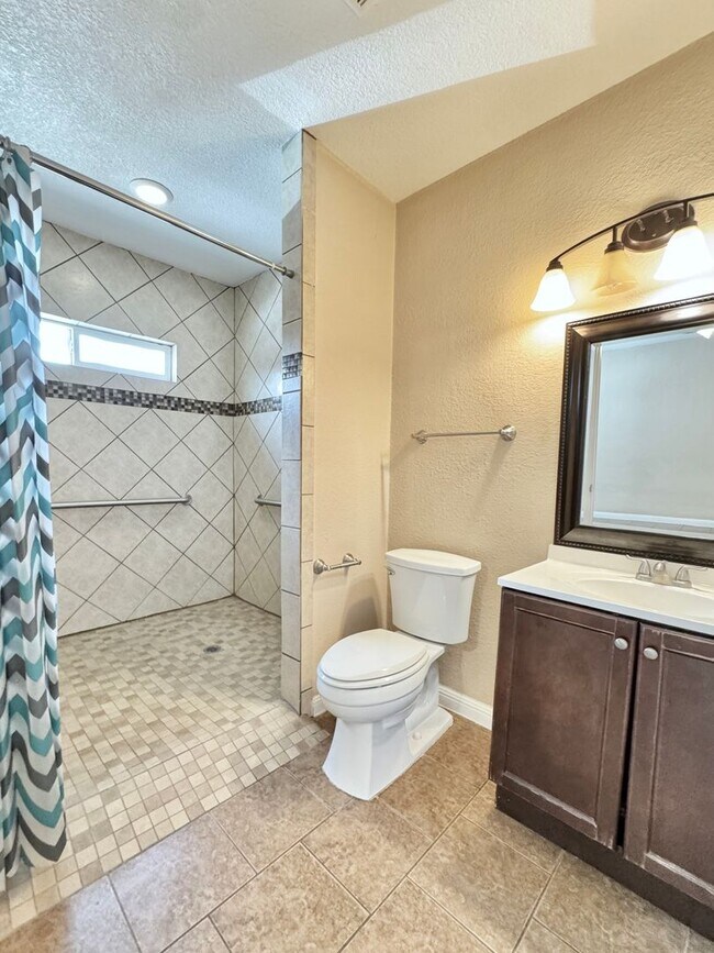 Building Photo - Spacious 5-Bedroom Home with In-Law Suite ...