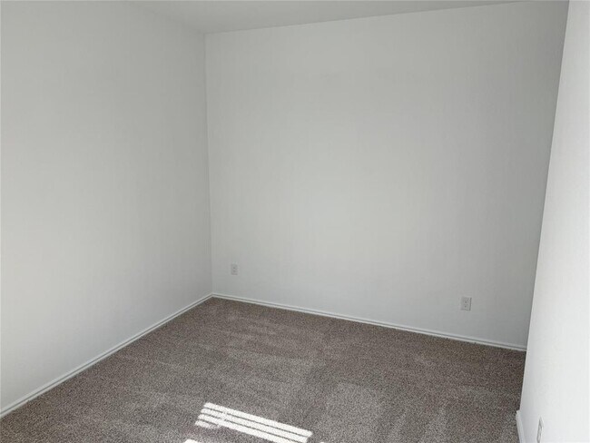 Building Photo - 408 Whoopers Loop