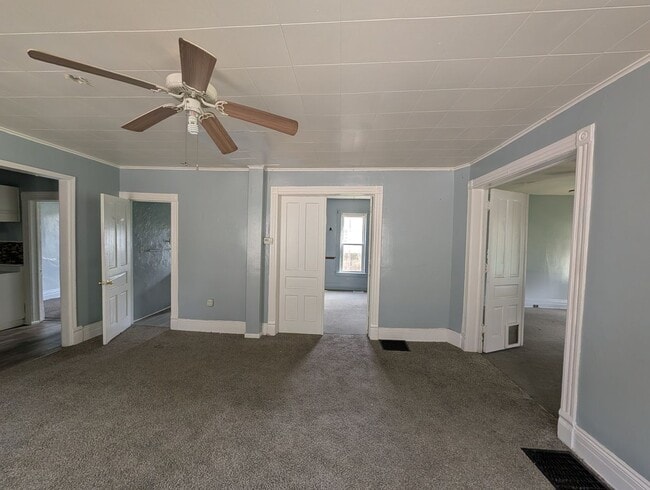 Building Photo - Spacious 1st floor apartment