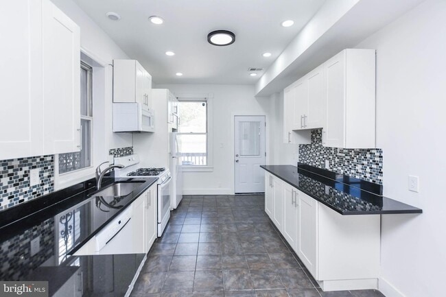 Building Photo - 104 R St NE