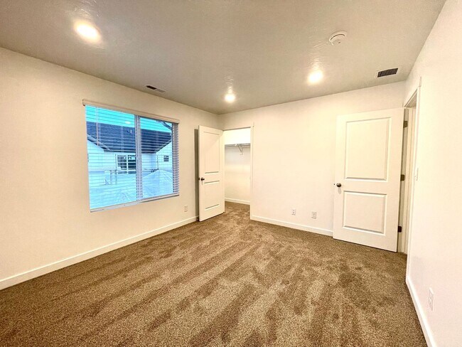 Building Photo - Modern 3-Bedroom Townhome in Provo