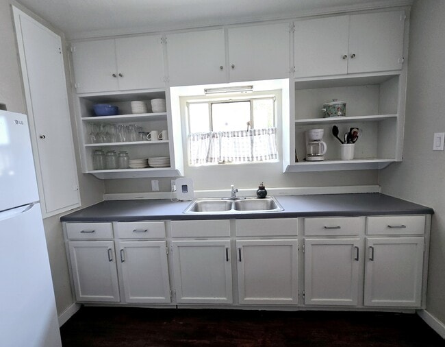 Fully stocked kitchen - 205 Harvard Dr SE