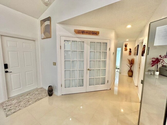 Building Photo - 156 Colly Way