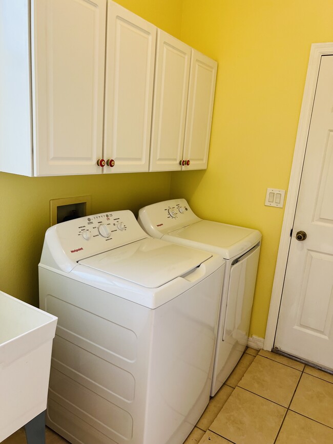 Building Photo - 5446 Sea Leopard St