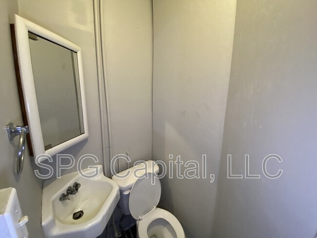 Building Photo - 324 N Franklin St