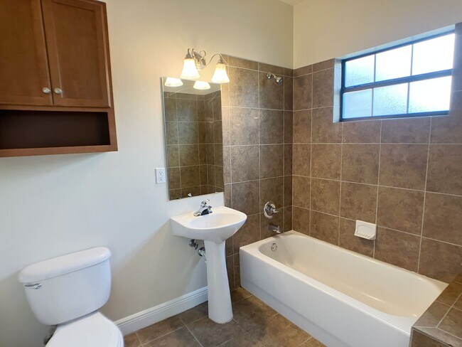 Building Photo - Margaret's Manor - Beautiful 2 Bedroom, 2 Bathroom Apartment